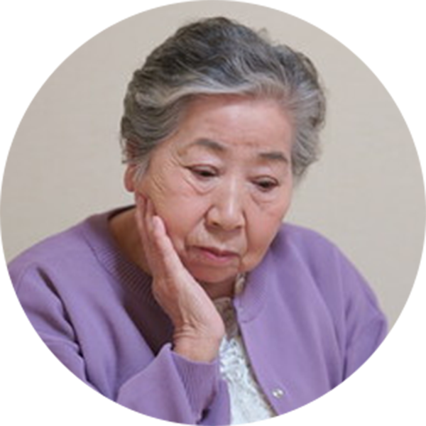 悩みを抱えている年配女性の写真