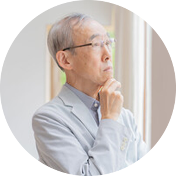 悩みを抱えている年配男性の写真