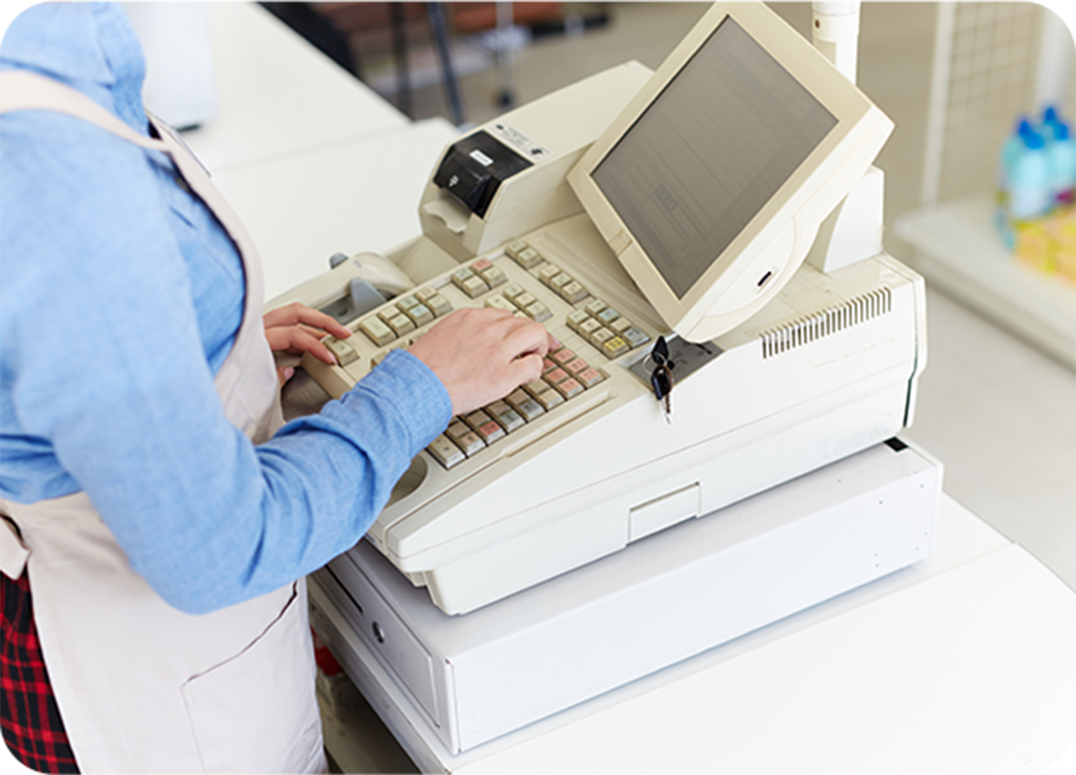 レジを打っている女性の写真